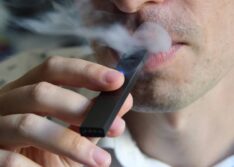 Mesmo proibido no país, cigarro eletrônico é comprado até por delivery