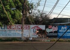 Carro colide contra poste e deixa bairro Aerolândia sem energia