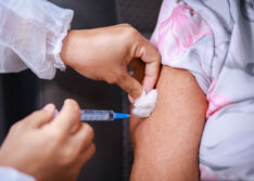 Brasil chega a 50% da população totalmente imunizada contra Covid