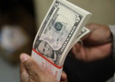 Dólar chega R$ 5,70 e acumula alta de 10% no ano