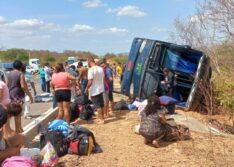 Ônibus tomba, mata vários passageiros e deixa feridos na BR-135 no Sul do Piauí