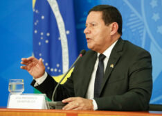 Mourão diz que governo não alterou questões do Enem