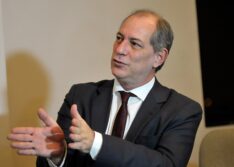 Ciro Gomes anuncia suspensão de pré-candidatura após discordar do PDT