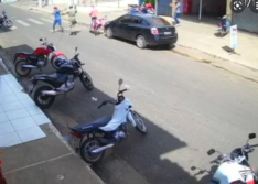 Vídeo: trio derruba policial militar e rouba arma em via pública