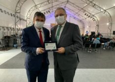 Wellington Dias recebe prêmio Sérgio Arouca por trabalho durante a crise Covid