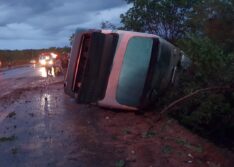 Motorista morre após ônibus tombar na BR 135
