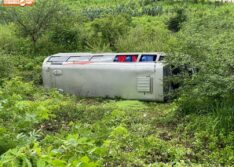 Padre Marcos: Micro-ônibus tomba na BR 316; uma pessoa morre e outras ficam feridas