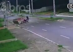 Mãe morre e duas crianças ficam feridas em colisão de moto com caçamba de entulho