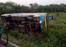 Passageiros ficam feridos após micro-ônibus tombar no litoral do Piauí