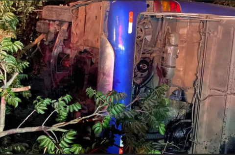 Ônibus que saiu de Piripiri capota e deixa uma pessoa morta em Goiás