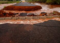 Rodovia que liga Curimatá a Morro Cabeça no Tempo rompe e deixa famílias isoladas