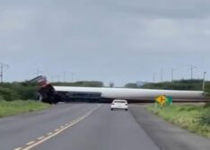 Carreta com hélice de torre eólica tomba e interdita a BR-316 em Picos
