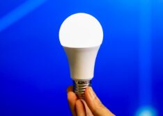 Conta de luz fica mais barata pela primeira vez em nove meses