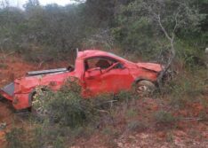 Motorista e passageiro morrem após carro sair da pista e descer ribanceira no Sul do Piauí
