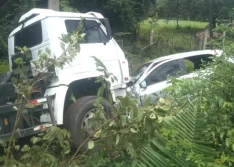 Colisão entre carro e caminhão mata professora e deixa filho ferido no Norte do Piauí