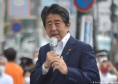 Ex-premiê do Japão é assassinado a tiro durante ato de campanha