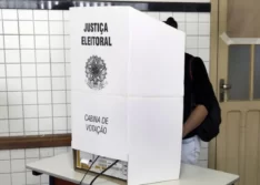 Eleitor que se recusar a entregar celular a mesário será impedido de votar, diz TSE