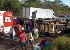 Van com passageiros capota após colidir com caminhonete na BR-343 e deixa sete feridos