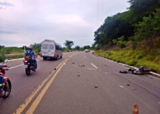 Motociclista colide contra carreta e fica gravemente ferido em Picos