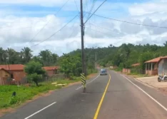 Estrada é asfaltada com postes no meio da pista em município no Piauí