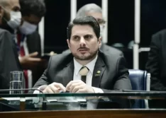 Senador renuncia e diz que Bolsonaro tentou coagi-lo a dar um golpe