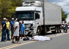 Colisão entre motocicleta e caminhão mata homem na BR-316