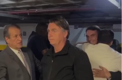 Bolsonaro chega ao Brasil após passar três meses nos Estados Unidos