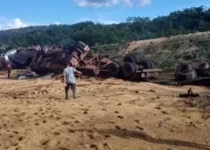 Motorista morre após caminhão tombar e bater em outro veículo tombado no dia anterior na PI-247