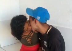 Casal se beija após ser preso suspeito de matar idoso espancado em Água Branca