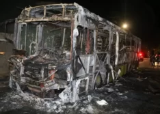 Teresina: após dupla ser morta em confronto com a PM, homens armados ateiam fogo em ônibus