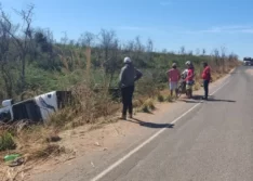 Homem morre e 24 ficam feridos após ônibus de turismo com destino a Brasília tombar no Sul do Piauí