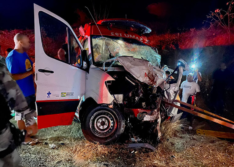 Ambulância do SAMU colide contra picape e profissionais ficam gravemente feridos