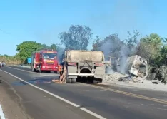 Carreta incendeia no PI após motorista dormir ao volante e veículo colidir contra defensa metálica