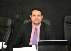 Vereador Eriberto apresenta requerimentos para melhorias na rede elétrica e no tráfego de Picos
