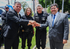 Governador promove 508 policiais penais e entrega viaturas para sistema penitenciário