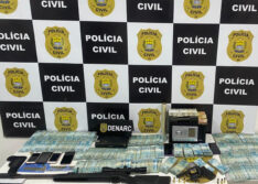Operação contra o tráfico de drogas apreende cofre e cerca de R$ 150 mil em forro de banheiro