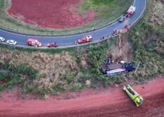 Ônibus que saiu de Teresina cai de ribanceira em MG; dois morrem