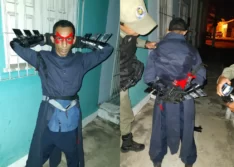 “Super-herói” com batarangue de brinquedo e faca invade residência, tenta matar morador e é preso no PI