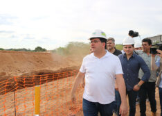 Rafael Fonteles visita obra de drenagem pluvial no bairro Ipueiras e destaca pavimentação da PI-238