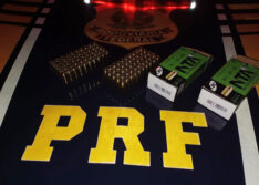 Suspeitos fogem e abandonam carro com 100 munições após perseguição