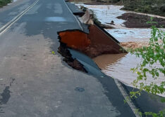 Após fortes chuvas, parte de rodovia cede e residências desabam em Itainópolis
