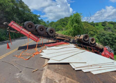 Carreta carregada com placas de MDF tomba na ladeira de Fátima