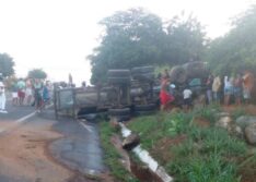 Caminhoneiro fica ferido em acidente na BR-020