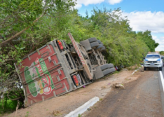Motorista perde controle ao tentar desviar de jumento e carreta tomba na BR 316, em Vila Nova do Piauí
