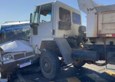 Caminhão caçamba colide contra van em Oeiras