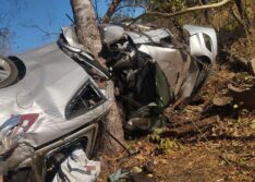Homem morre e três ficam gravemente feridos após veículo tombar e colidir com árvore na BR-135