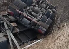 Motorista morre após carreta tombar na PI-142 entre Caldeirão e Fronteiras