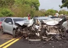 Colisão frontal entre dois carros deixa cinco pessoas feridas na BR-343