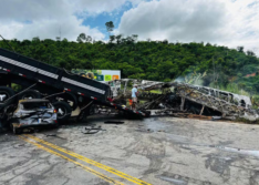 Acidente entre três veículos deixa 22 mortos na BR-116 em MG