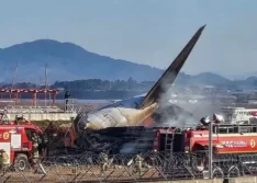 Avião sai da pista, bate contra muro e deixa 179 mortos na Coreia do Sul